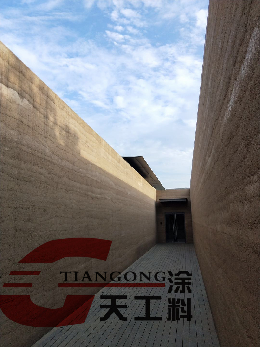 <strong>墻面夯土漆涂料和稻草漆那一個(gè)效果好？</strong>